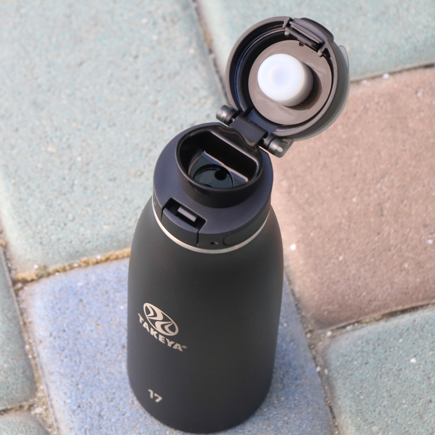 traveler-fliplocktm-lid-c8 96076-R-TravelerLid-Lifestyle-Onyx.png
